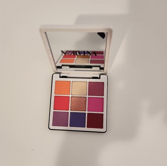 Women's makeup - Picture 2 of 3